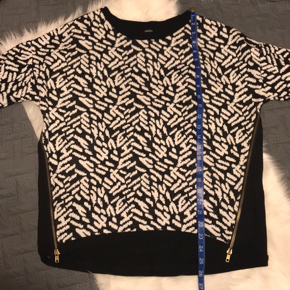 Forever 21 Super unique Black & White Sweater - Picture 3 of 5